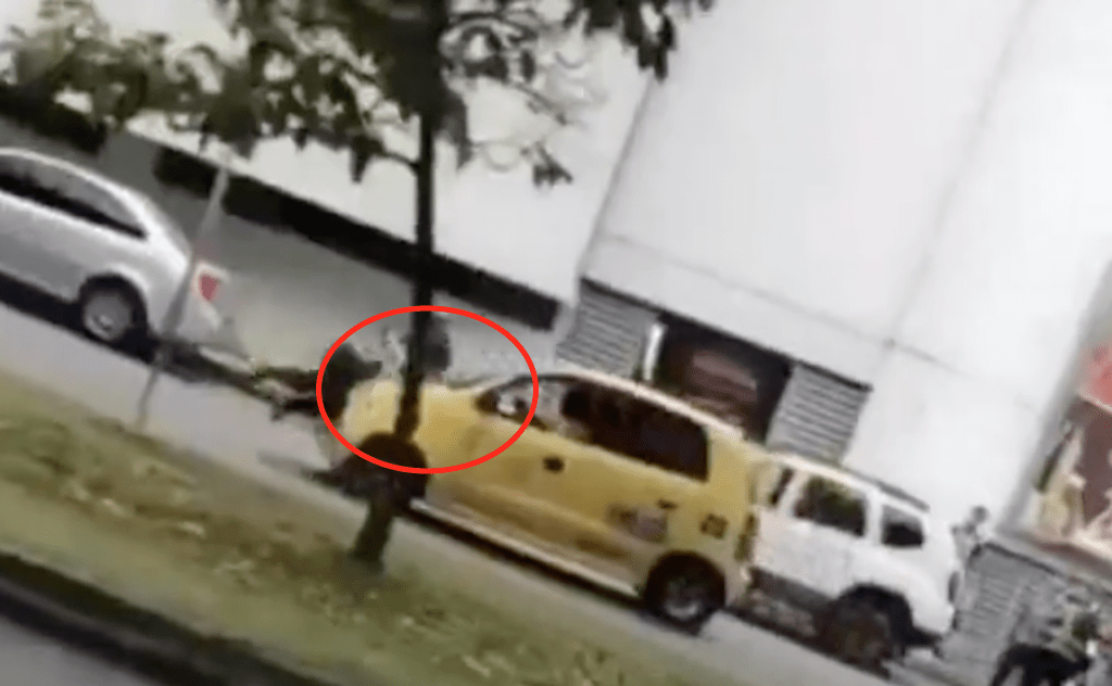 VIDEO. Taxista se lleva sobre el capó de su vehículo a un agente de tránsito