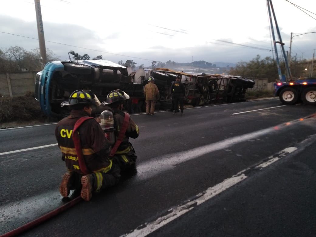 Tráiler cargado con combustible vuelca en la ruta al Pacífico