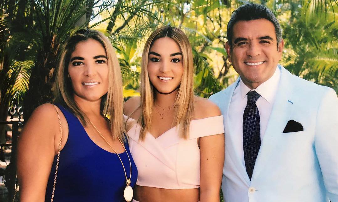 Héctor Sandarti presenta por primera vez al papá de su hija