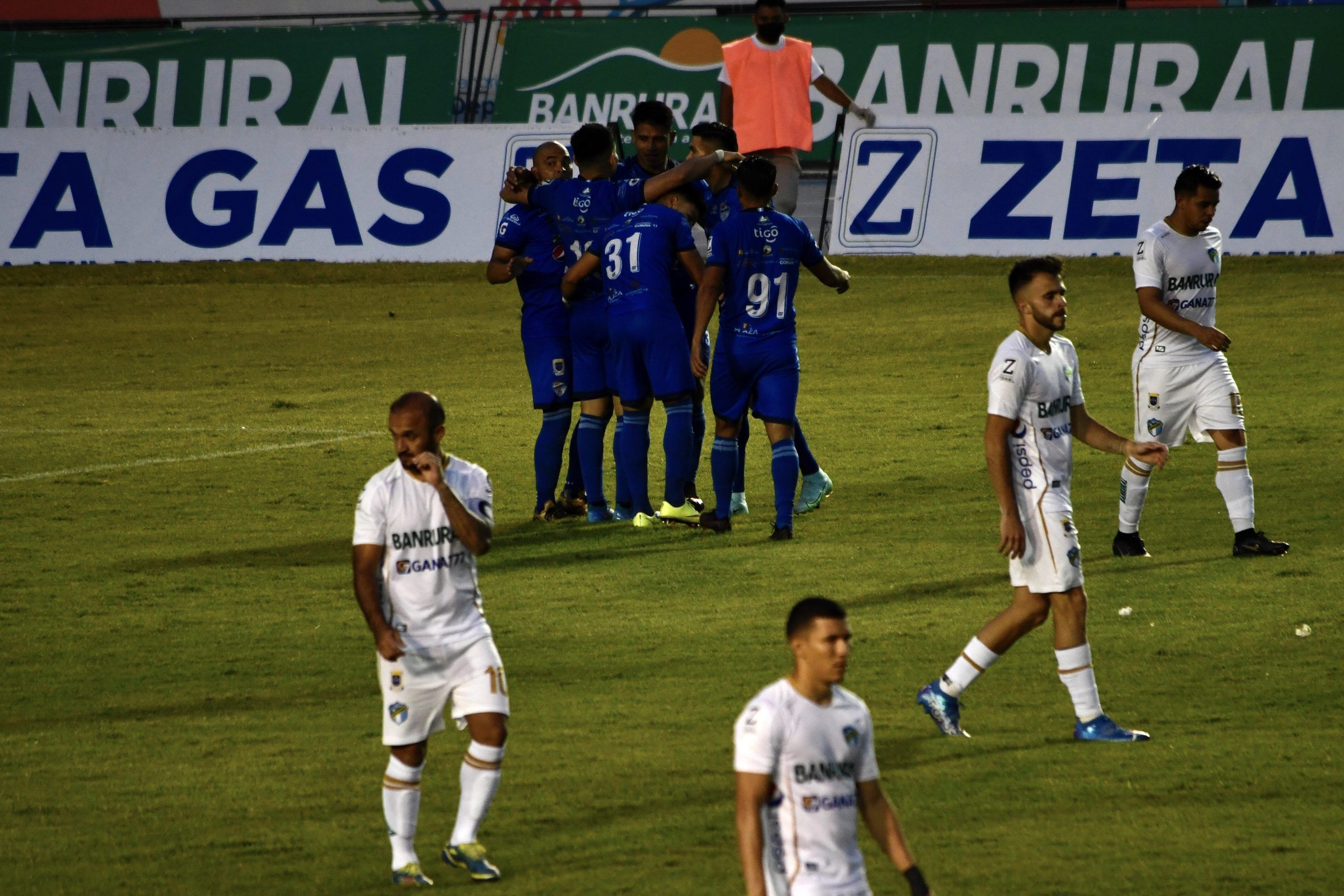 ¡Debacle de Comunicaciones! Cobán Imperial celebra con goleada