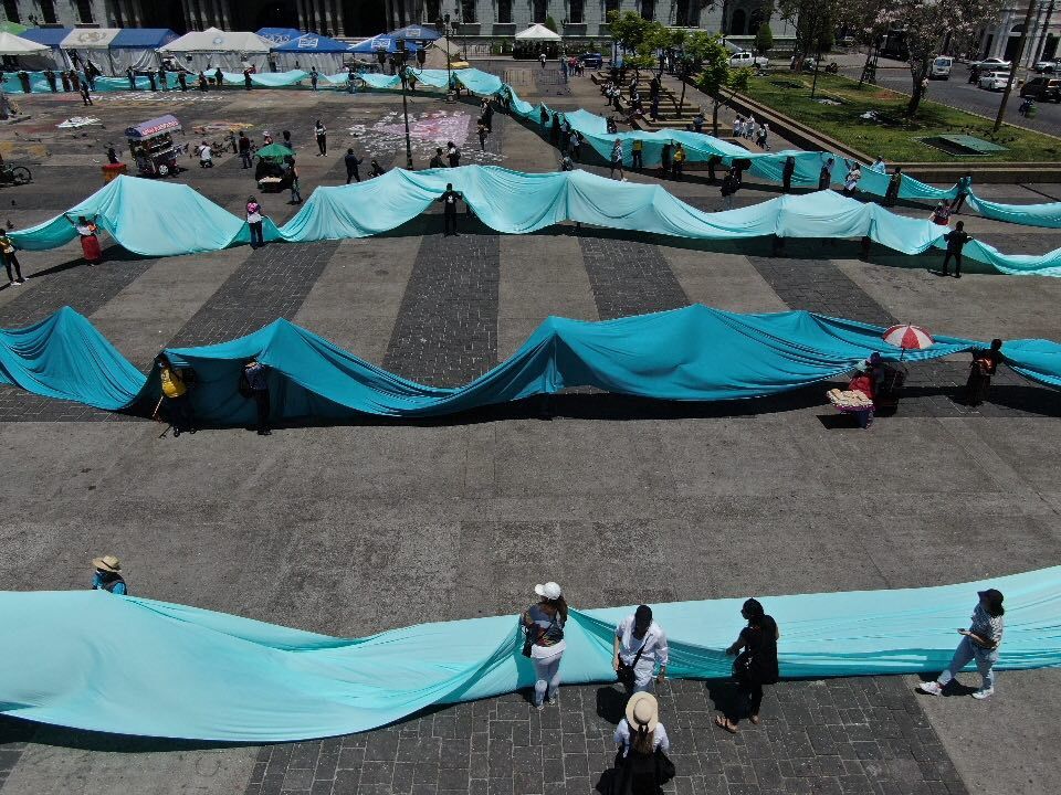 En la Plaza de la Constitución se desarrolló el performance «Ríos de gente»