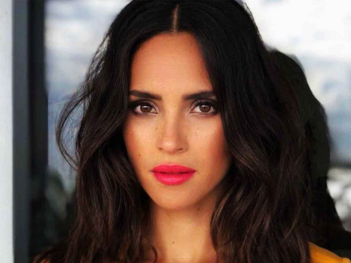 Adria Arjona luce sexy tanga mientras disfruta la caída de una cascada