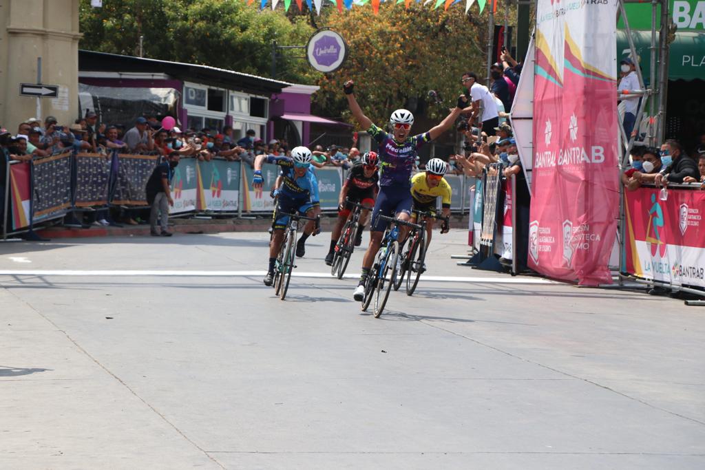 Aldemar Reyes pone el sabor cafetero y se lleva la primera etapa de la Vuelta Bicentenario