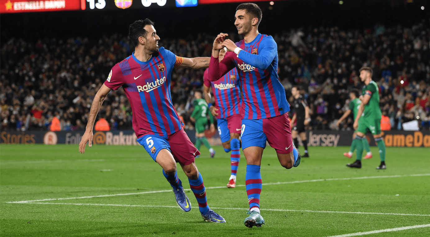 ¡Lluvia de festejos en el Camp Nou! El Barça golea con doblete de Ferran