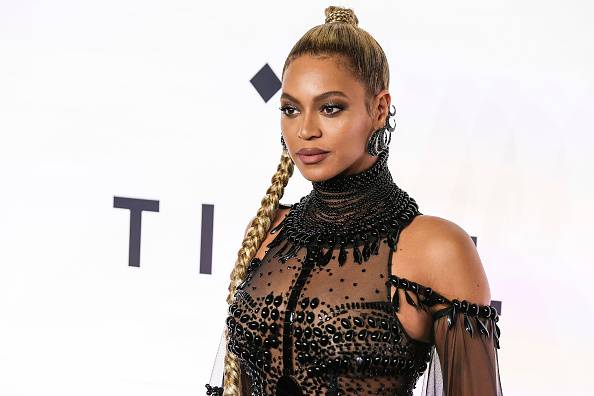 En transparente vestido y sin ropa interior, Beyoncé muestra sus atributos