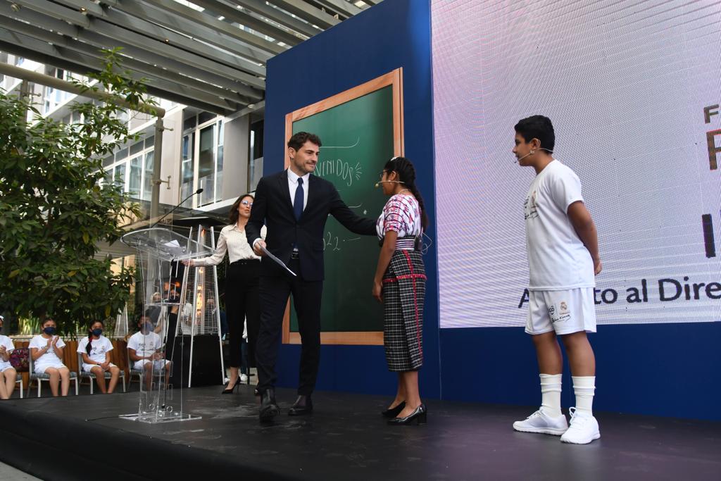 VIDEO. La ilusión de los niños al conocer a Iker Casillas