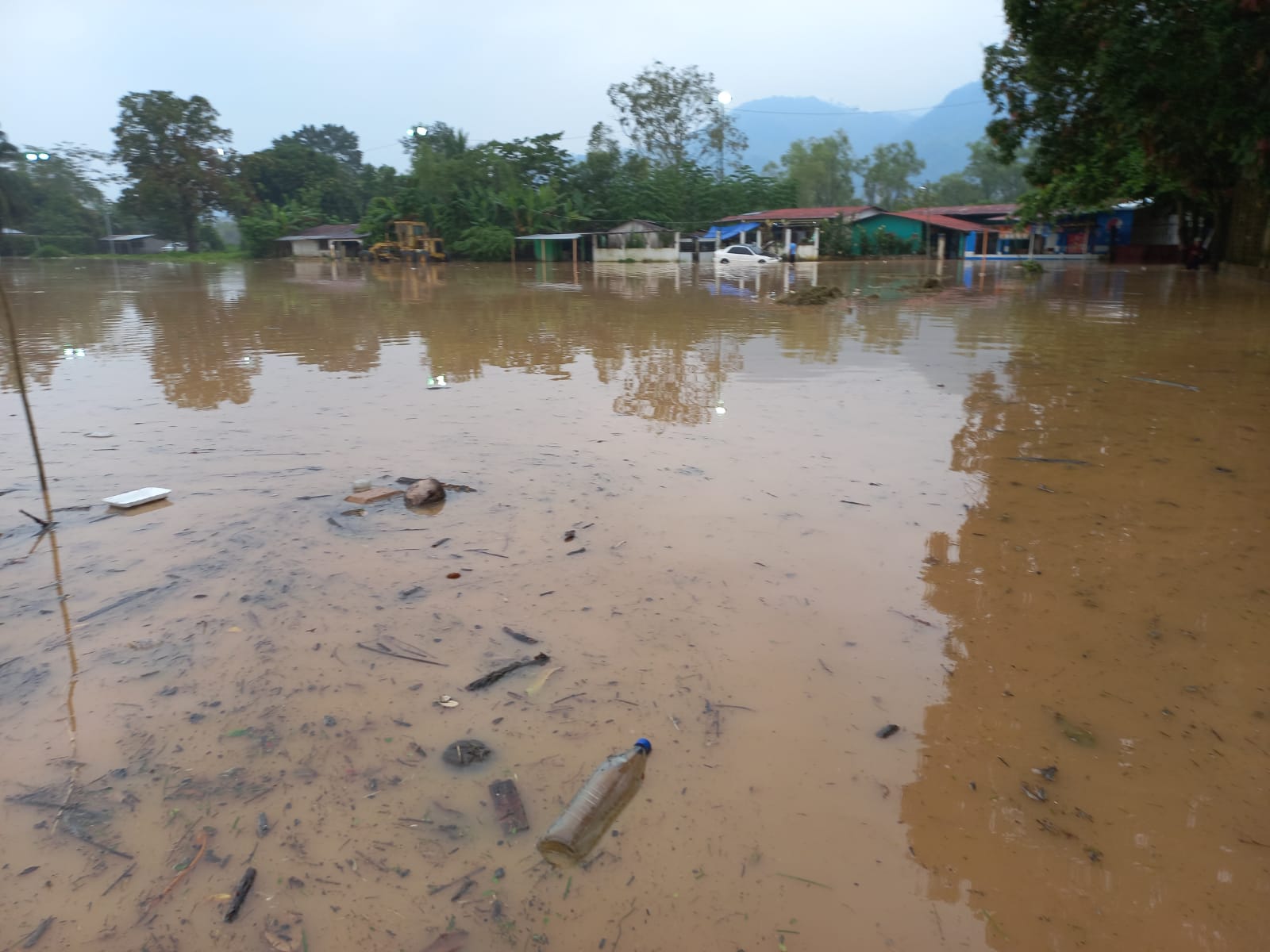 Lluvias provocan inundación en comunidad de Morales, Izabal