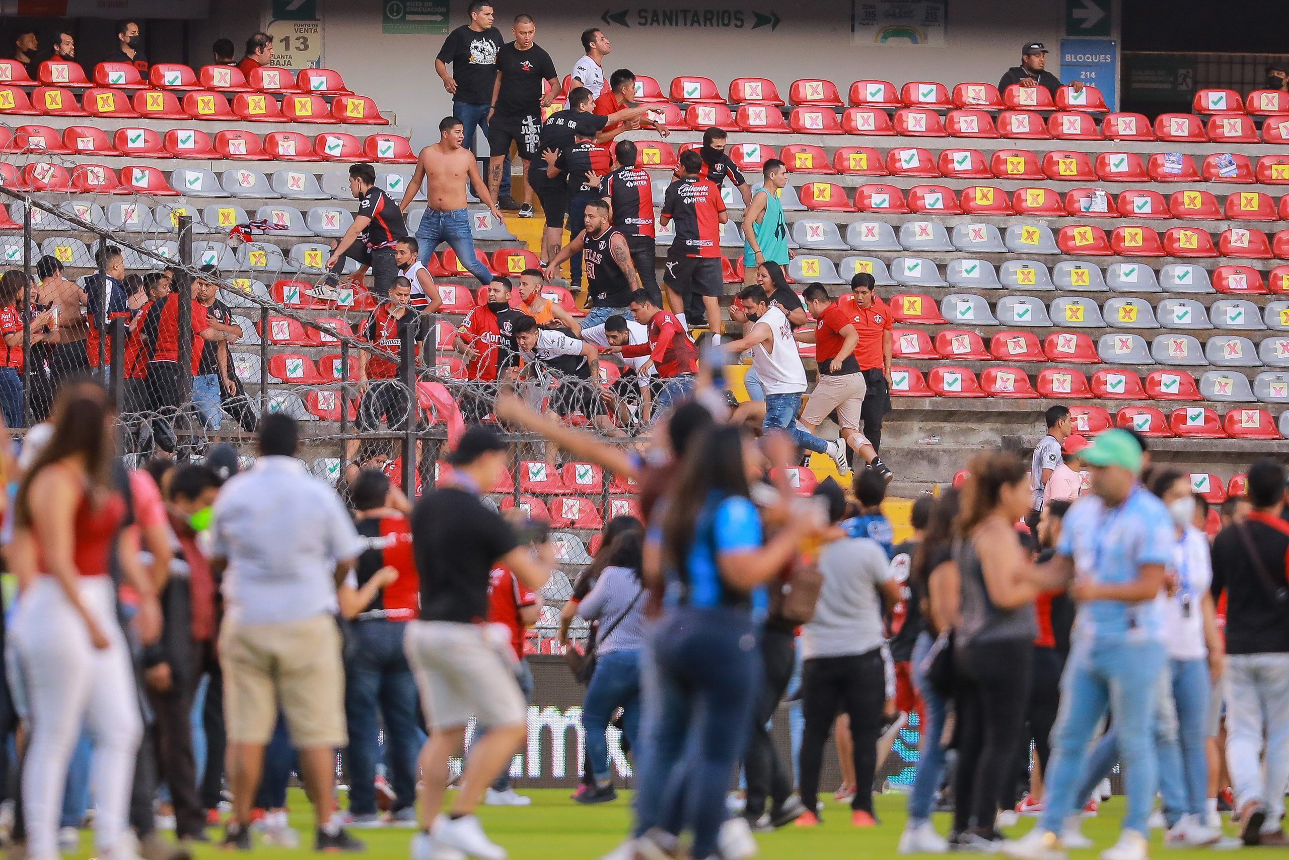 Madre entrega a la policía a su hijo acusado de participar en los disturbios en Querétaro