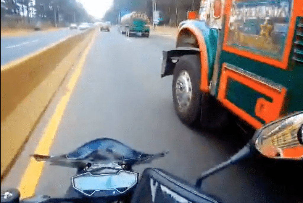 Video: piloto de bus Esmeralda a punto de prensar a motorista en ruta al Pacífico