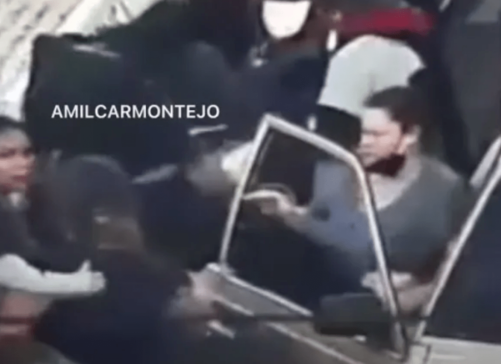 VIDEO: Golpean a hombre que tenía a una niña en brazos en zona 5