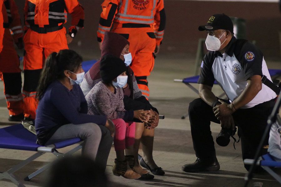 Evacuan a personas que habitan en comunidades aledañas al volcán de Fuego