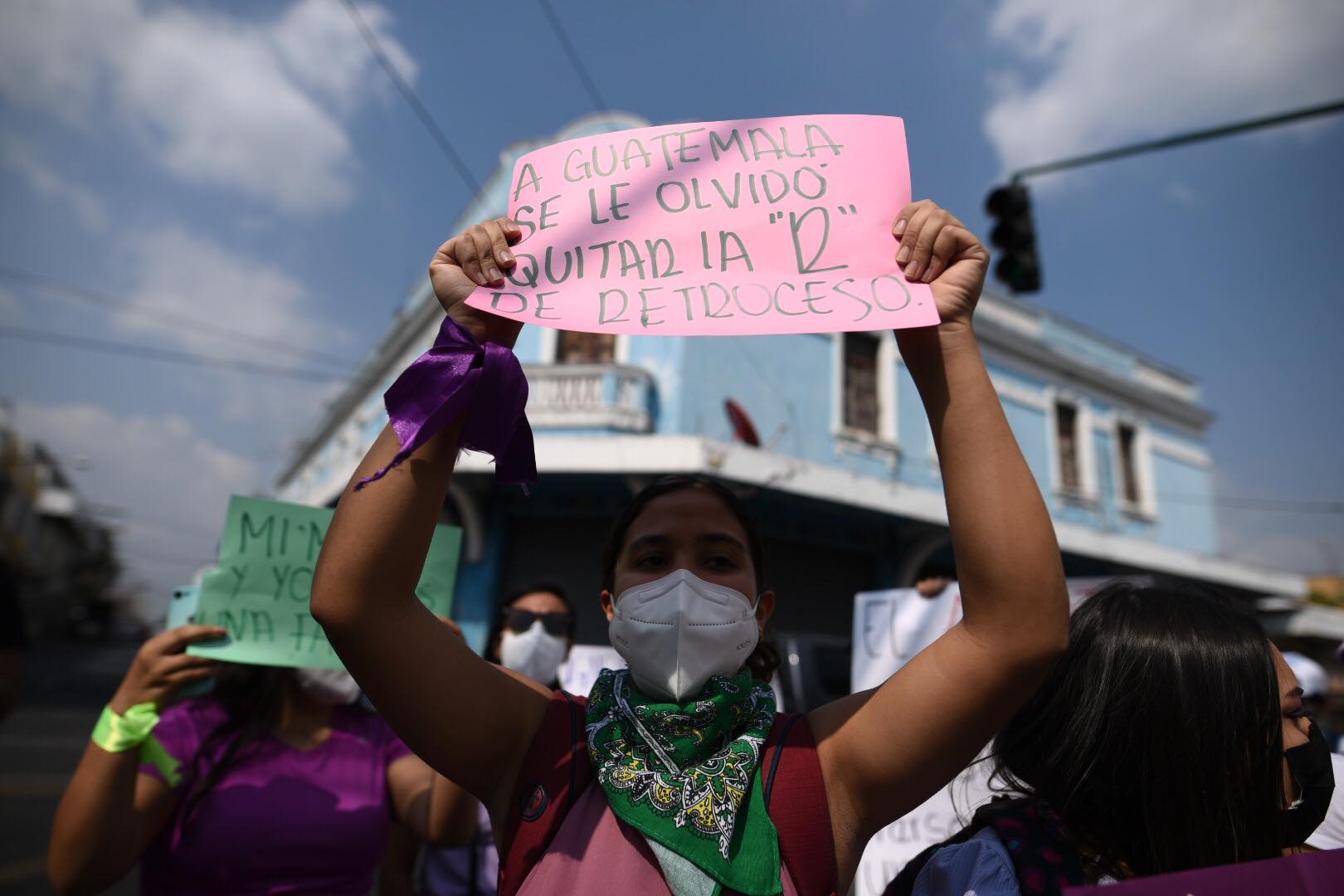 Protestan en el Congreso en contra de la «Ley para la protección de la vida y la familia»