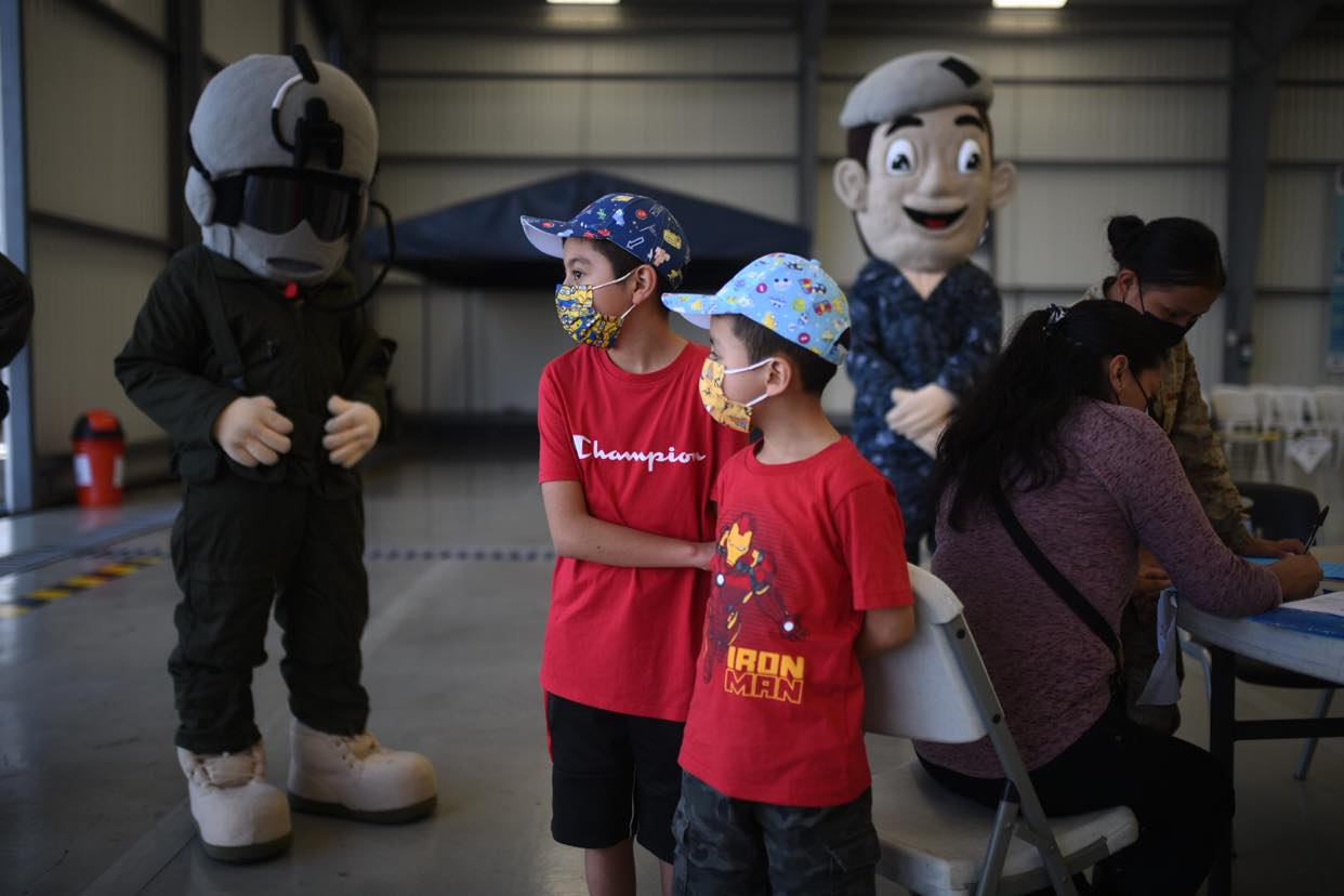 «Vacúnate con Charly y Bell»: Ejército apoya en inmunización anticovid para niños