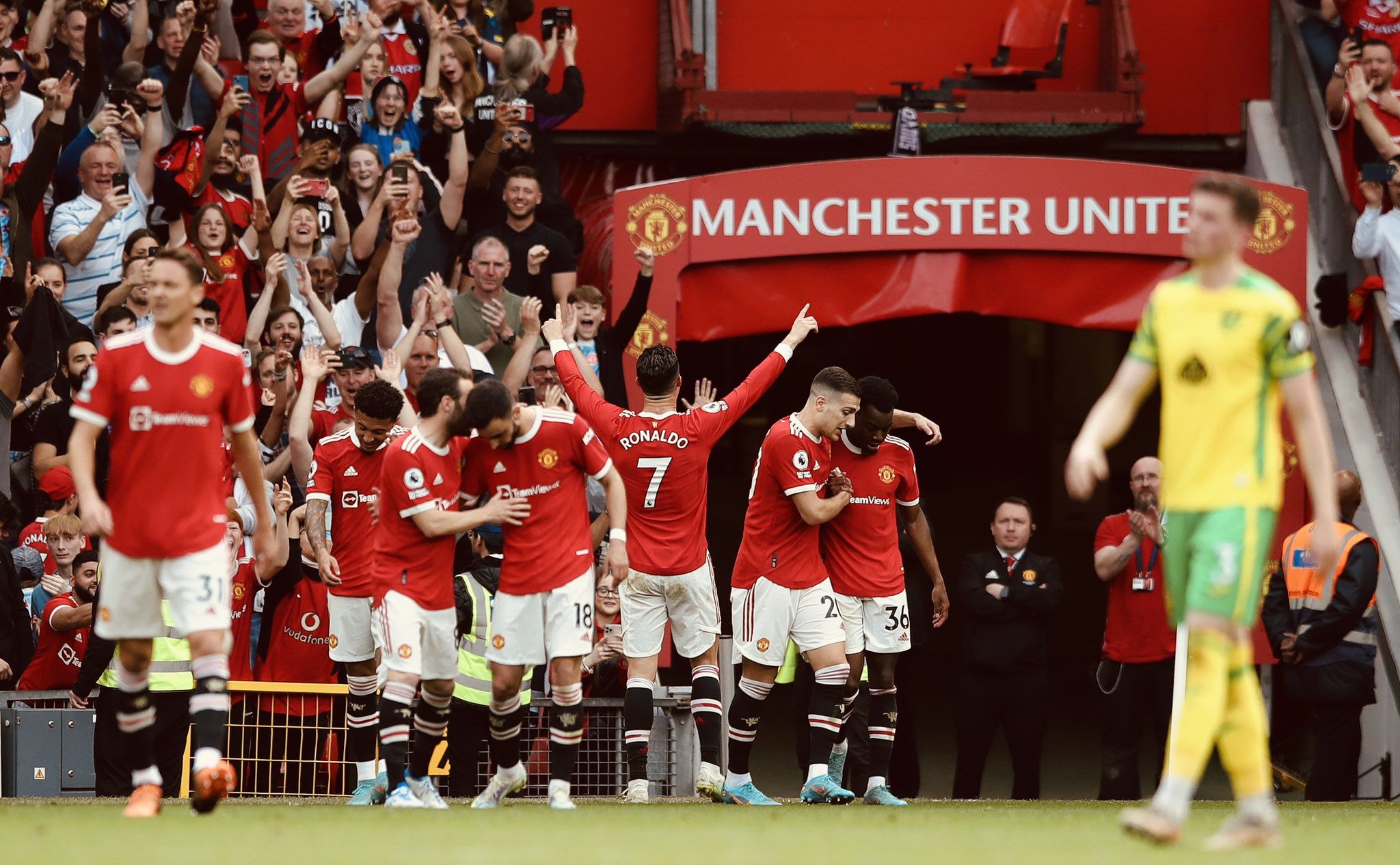 Cristiano Ronaldo le da la victoria al United con su hat-trick número sesenta