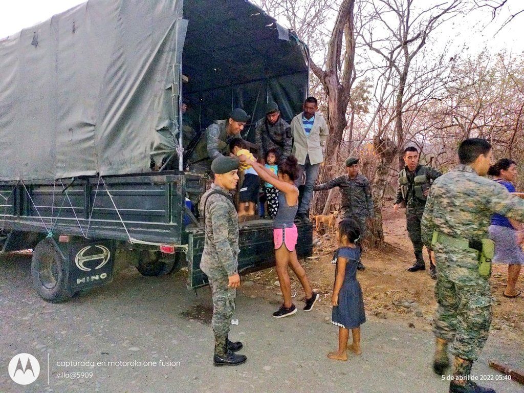 Tres familias de Moyuta amenazadas por pandilleros regresan a sus casas