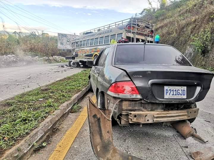 ¡Triple colisión! Así quedó el bus que se accidentó en carretera a El Salvador