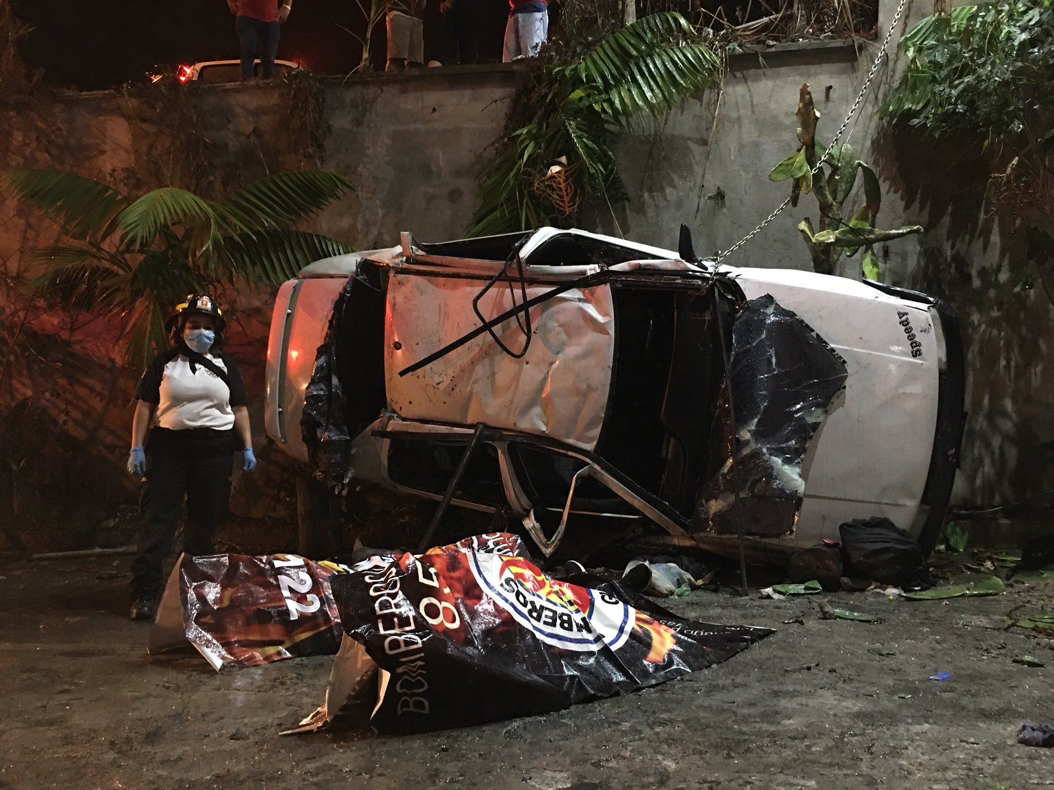 Dos hombres mueren al accidentarse y caer de un paredón