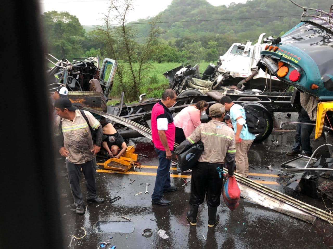 Reportan varios pasajeros heridos tras choque entre bus y camión en ruta al Pacífico