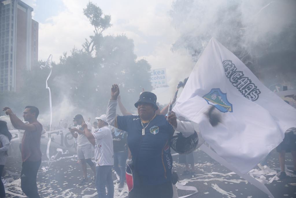 VIDEO. Hinchada de Comunicaciones hace gran recibimiento a jugadores