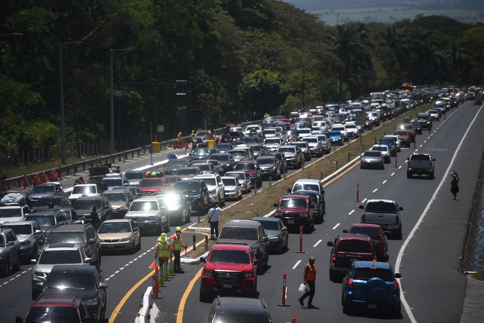 VIDEO. Desde ya se acumulan vehículos en la autopista