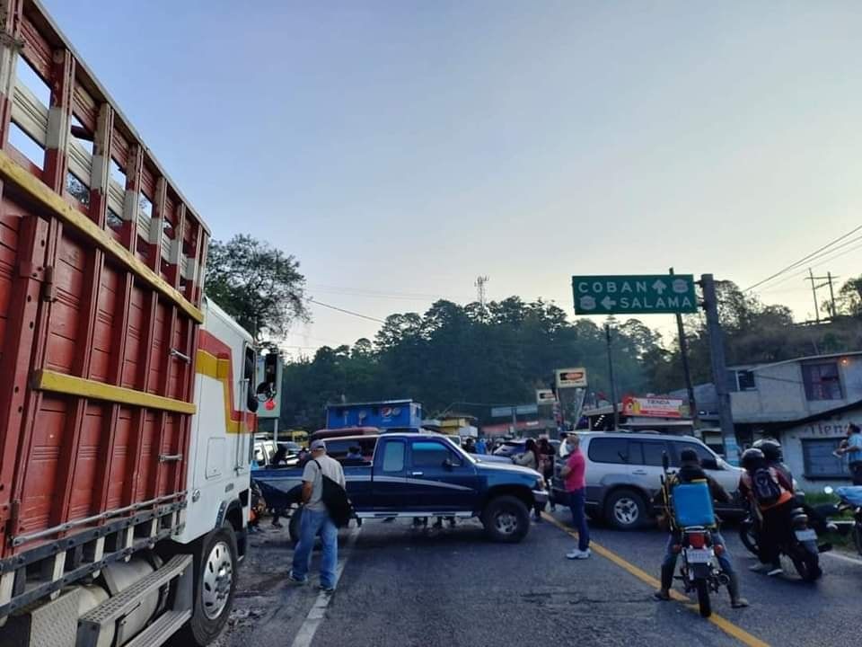 Salubristas bloquean carreteras para exigir mejoras