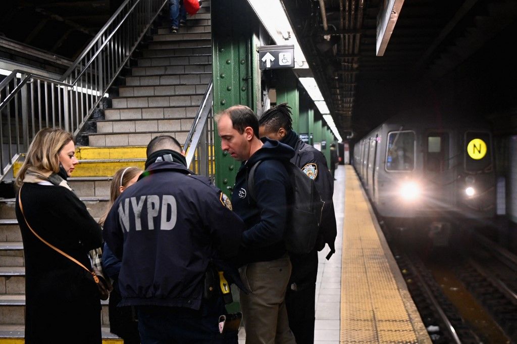 Detienen al sospechoso del tiroteo en el metro de Nueva York tras cacería de un día