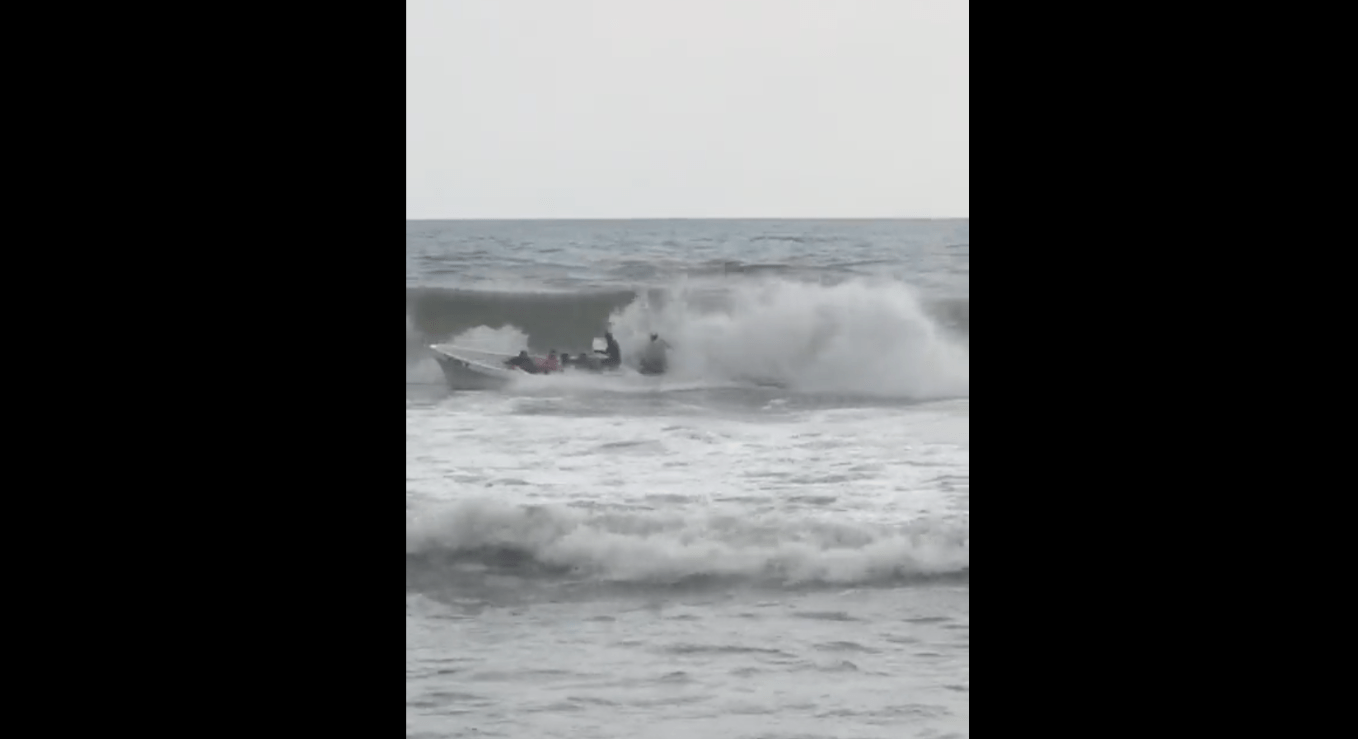 VIDEO. Captan momento en que embarcación vuelca en playa de Ocós, San Marcos