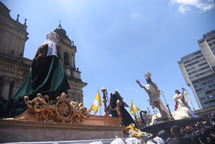 Jesús Resucitado en procesión, en la fiesta más importante del catolicismo