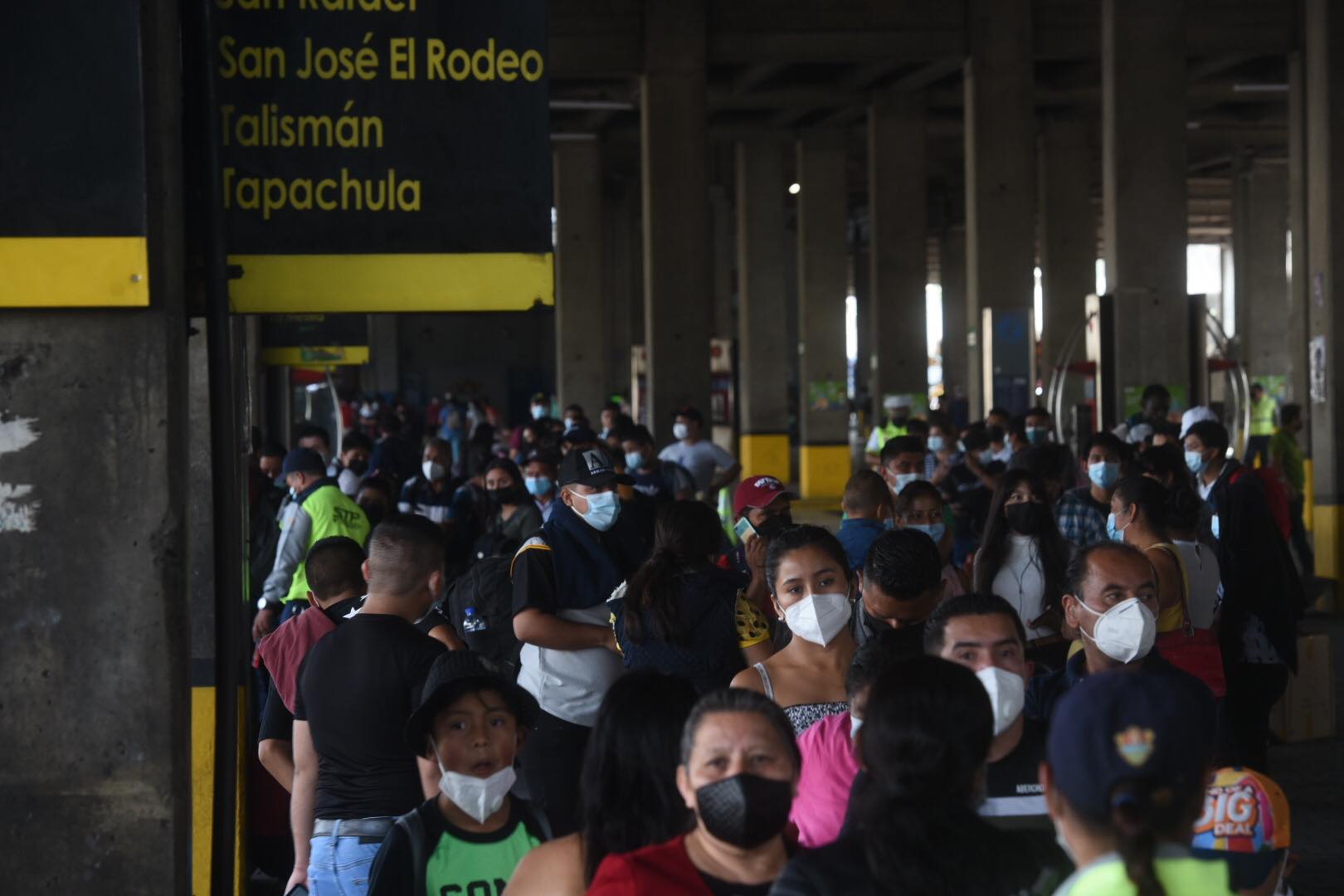 Operación salida: Alta afluencia de viajeros en terminales de buses