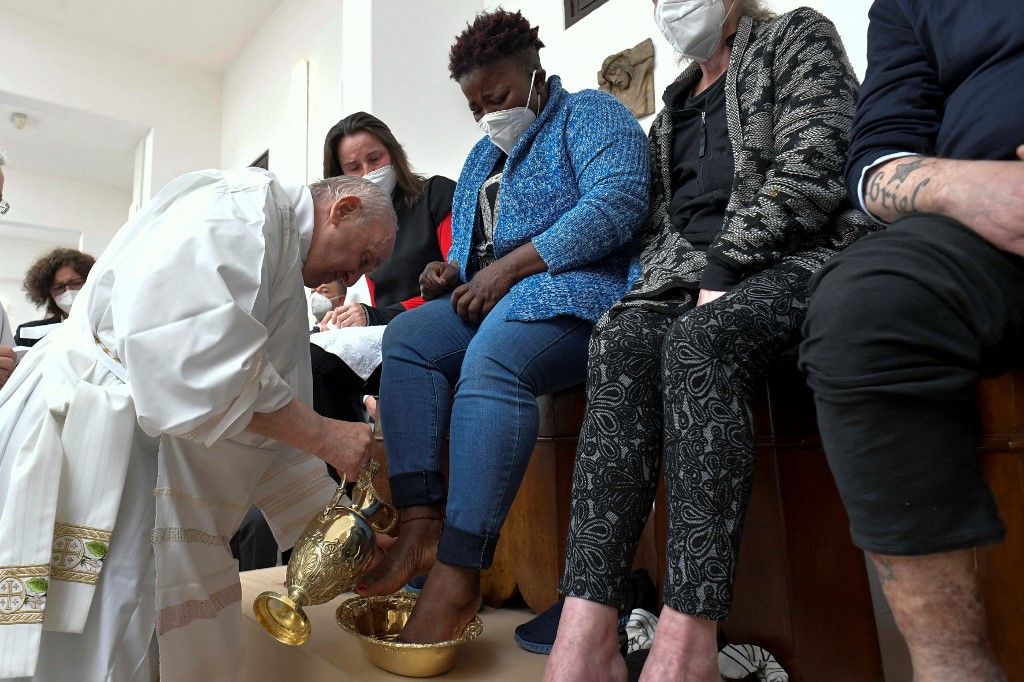 Papa Francisco celebra en cárcel de Italia el tradicional lavado de pies del Jueves Santo