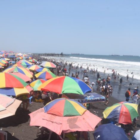 playa del Puerto San José en Semana Santa 2022