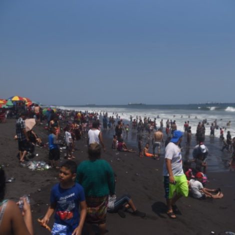 playa del Puerto San José en Semana Santa 2022