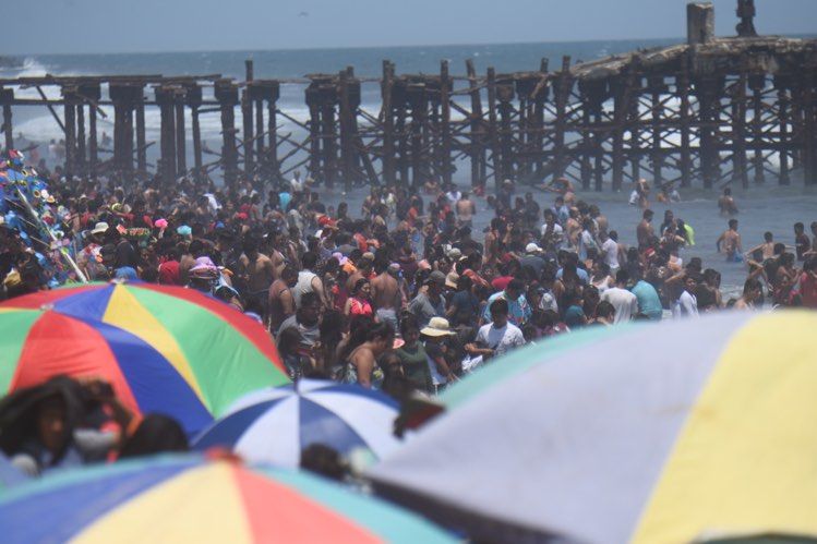 EN IMÁGENES. Las playas permanecen llenas este sábado