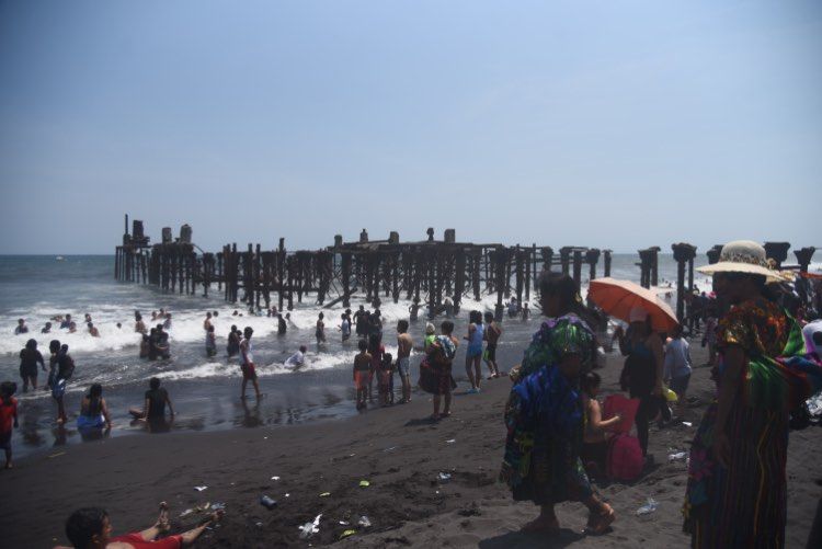 Botellas de vidrio y plástico, la principal basura en la playa del Puerto de San José