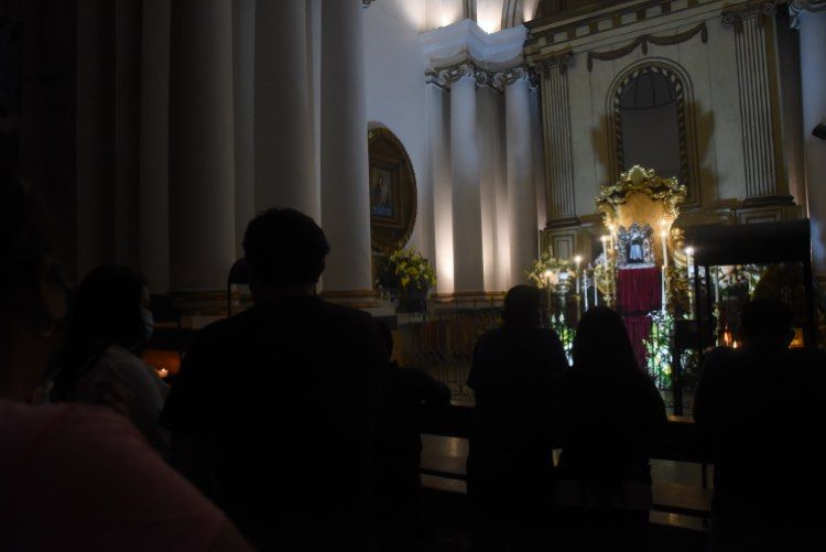 Católicos realizan visitas a los altares para venerar a Cristo Sacramentado