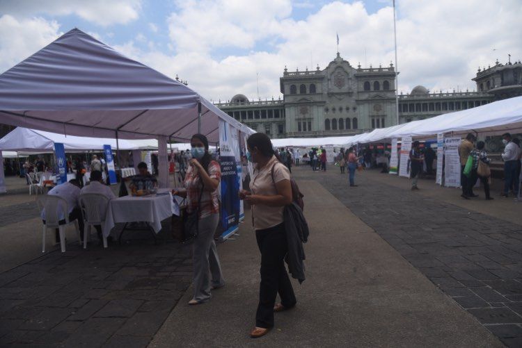 Decenas de jóvenes buscan una oportunidad laboral en Feria Nacional de Empleo