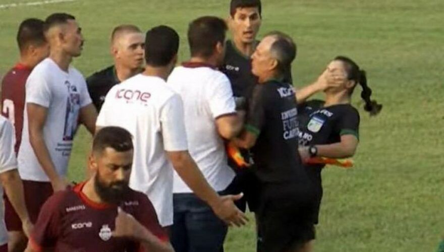 VIDEO. ¡Repugnante! Jueza de línea recibe cabezazo de un técnico