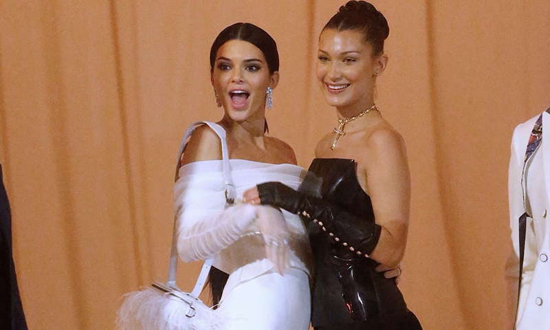 Kendall Jenner y Bella Hadid dejan sus senos a la vista en el MET Gala