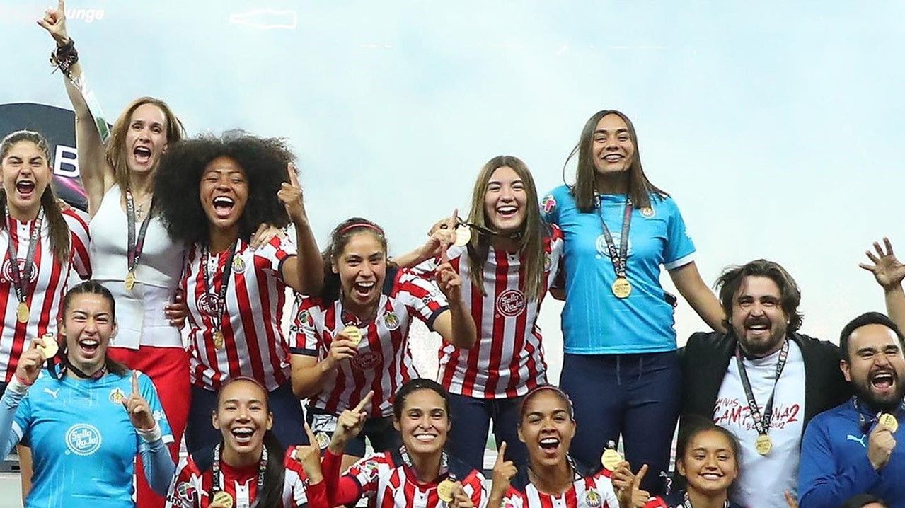 Leslie Ramírez agradece a los seguidores de Chivas luego de ganar la Liga MX