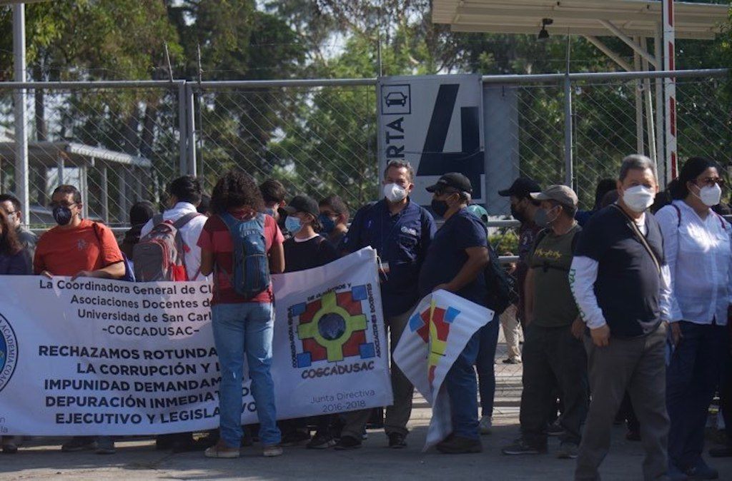 Protesta en las afueras del Parque de la Industria por elección de rector de la Usac