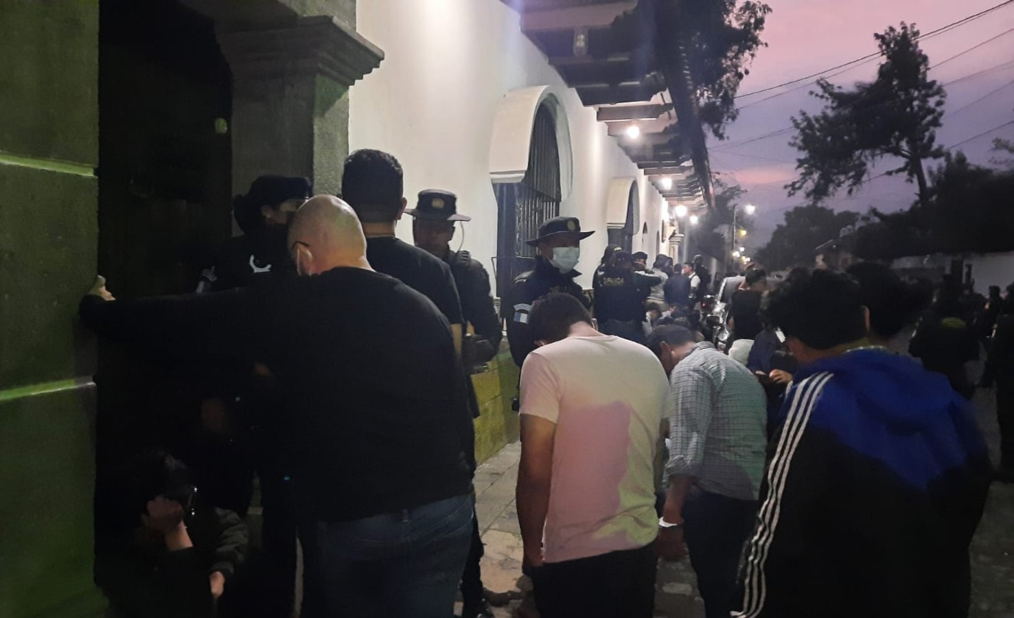 PNC detiene a siete extranjeros en la Antigua Guatemala