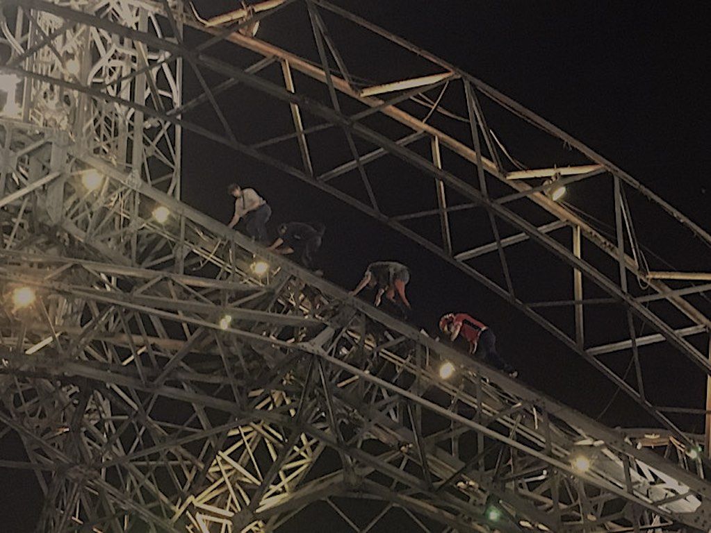 Tres extranjeros fueron grabados escalando la Torre del Reformador