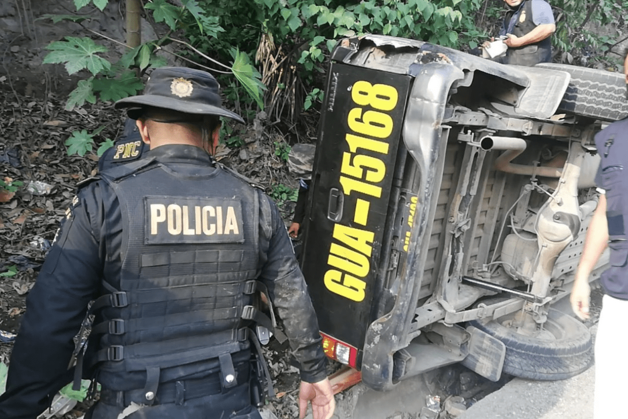 Agente de la PNC muere tras volcar patrulla en Ciudad Quetzal