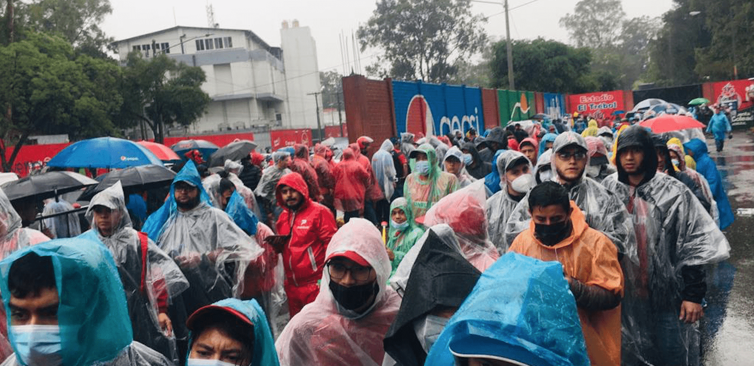 VIDEO. Afición muestra amor por Municipal bajo torrencial lluvia