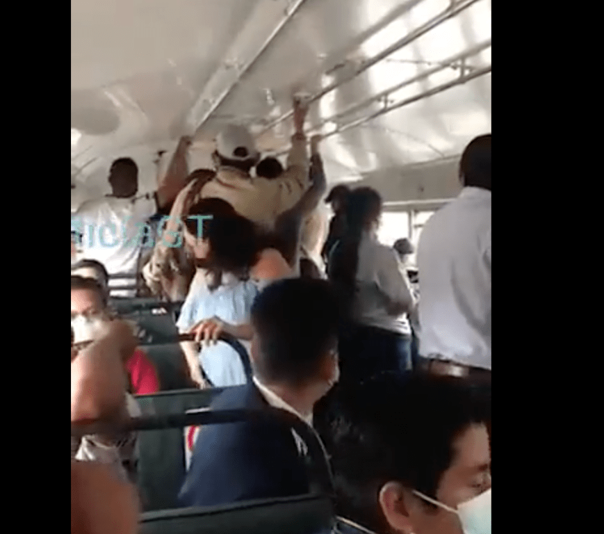 VIDEO. Mujer asalta desde la ventanilla de un Express Roosevelt