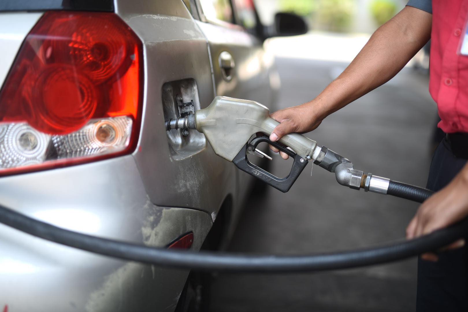 Precio de gasolina regular aumenta pese a subsidio