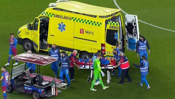 ¡Alarma! Araújo se desploma y sale en ambulancia en pleno partido