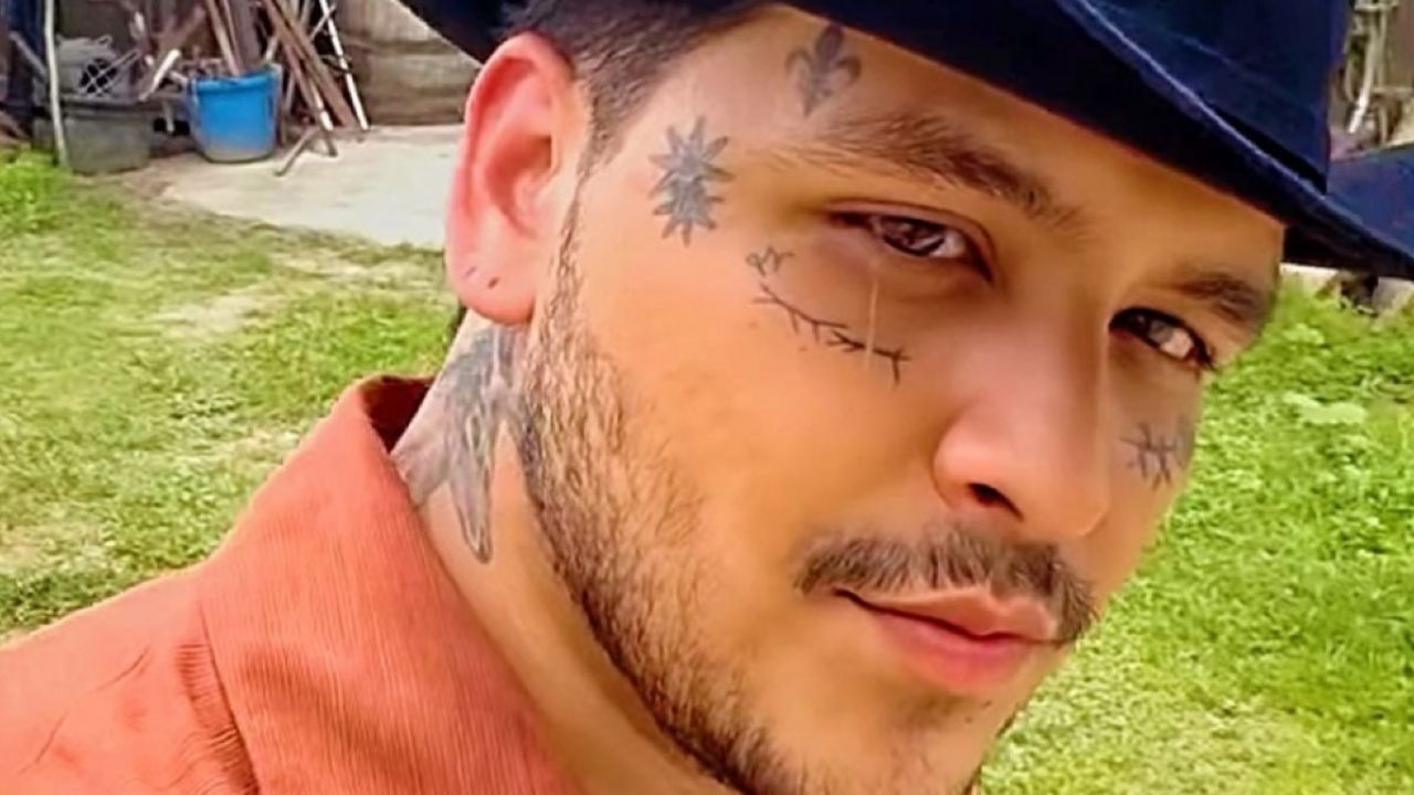 ¡Se raya la cara de nuevo! Christian Nodal se tapa otro tatuaje de Belinda con una enorme flor