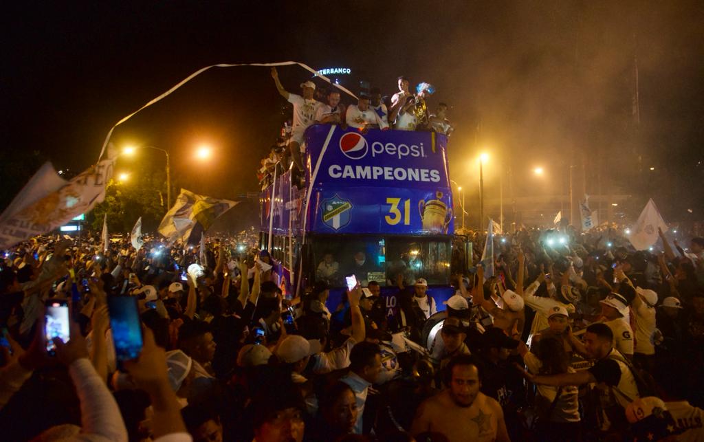 VIDEO. Comunicaciones celebra con su afición en El Obelisco