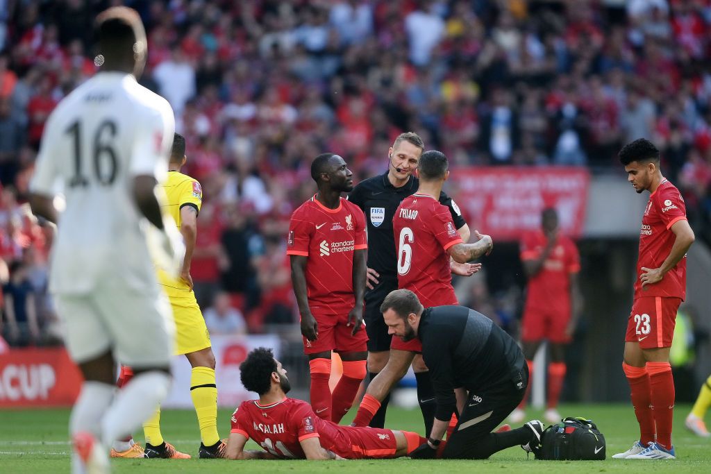 ¡Alarmas en el Liverpool! Salah lesionado a dos semanas de la final de Champions League